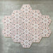 Gruppenanordnung von Medina Hormuz Rosa sechseckigen Porzellanfliesen im marokkanischen Stil (18,7 × 21,6 cm), die das vollständig wiederholende sterninspirierte geometrische Muster in sanften Rosé- und Weißtönen auf neutralem Hintergrund zeigt.