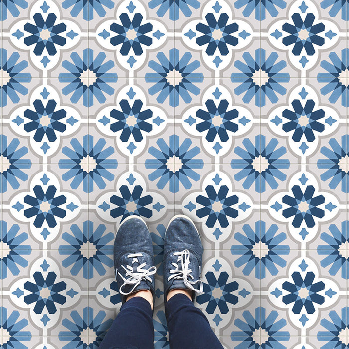 Gemusterter Boden mit Clara Saphir Fliesen im marokkanischen Stil im Format 20 × 20 cm in sanften Blau- und Weißtönen. Das sich wiederholende geometrische Design sorgt für eine dekorative, charaktervolle Wirkung – ideal für Flure oder Wohnräume.