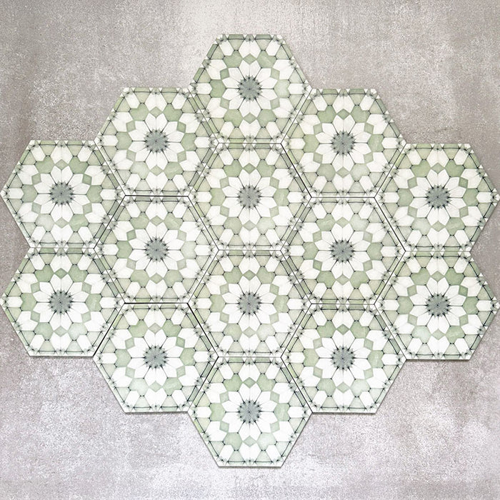 Gruppierte Anordnung von Medina Soft Grün Feinsteinzeug-Hexagonfliesen im marokkanischen Stil im Format 18,7 × 21,6 cm. Das vollständige, sich wiederholende geometrische Muster in sanften Grün- und Weißtönen wird vor neutralem Hintergrund gezeigt.