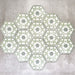 Gruppierte Anordnung von Medina Soft Grün Feinsteinzeug-Hexagonfliesen im marokkanischen Stil im Format 18,7 × 21,6 cm. Das vollständige, sich wiederholende geometrische Muster in sanften Grün- und Weißtönen wird vor neutralem Hintergrund gezeigt.