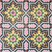 Kuba Havana Feinsteinzeugfliesen im marokkanischen Stil im Format 20 × 20 cm, in einem sich wiederholenden geometrischen Muster angeordnet. Der navyfarbene Grund mit Details in Rosa, Grün und Senf hebt die markante Symmetrie, die feinen Motive und das dekorative Enkaustik-Design hervor.
