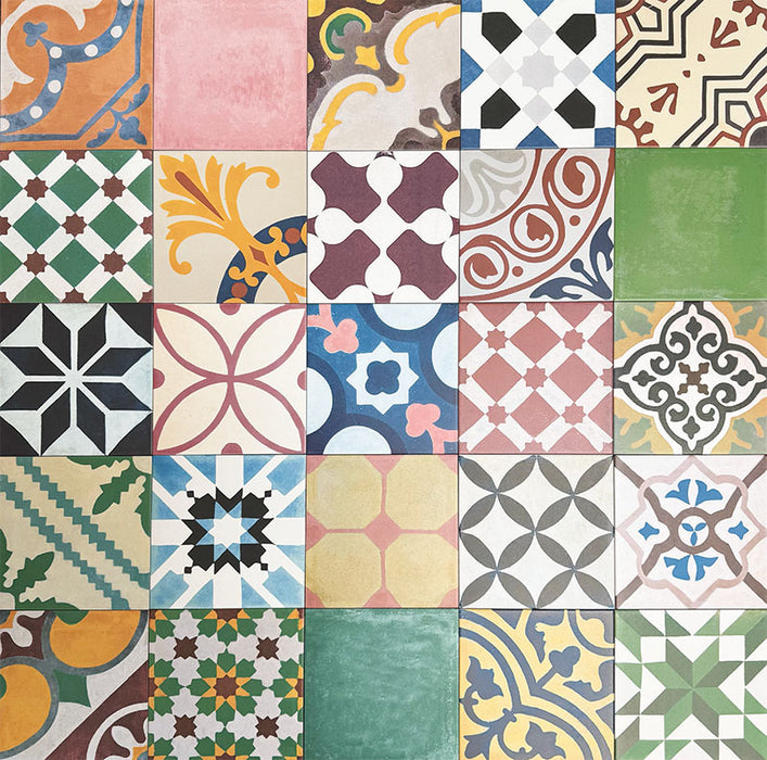 Fayrouz Patchwork Feinsteinzeugfliesen im marokkanischen Stil im Format 20 × 20 cm, angeordnet als farbenfroher Patchwork-Mix aus geometrischen und floralen Mustern. Die Gestaltung zeigt kräftige Blau-, Grün- und Rosatöne sowie warme neutrale Nuancen.