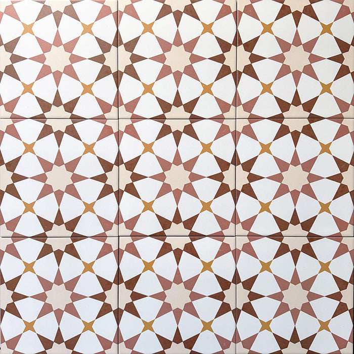 Agadir Terrakotta Fliesen im marokkanischen Stil im Format 20 × 20 cm aus Feinsteinzeug, verlegt in einem sich wiederholenden geometrischen Sternmuster. Die warmen Terrakotta-, Weiß- und sanften Gelbtöne kommen in einer harmonischen Fliesenanordnung besonders gut zur Geltung.