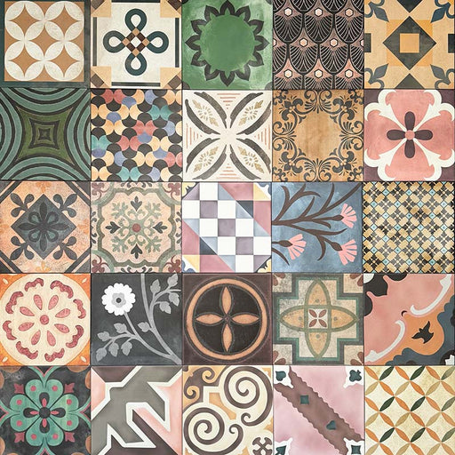 Kuba Patchworkfliesen aus Feinsteinzeug im marokkanischen Stil im Format 20 × 20 cm, angeordnet in einem gemischten Patchwork-Muster. Die Vielfalt an geometrischen, floralen und traditionellen Motiven in Erd-, Grün-, Blau- und Terrakottatönen betont das ausdrucksstarke Design im Zementfliesen-Look und die reiche visuelle Textur.