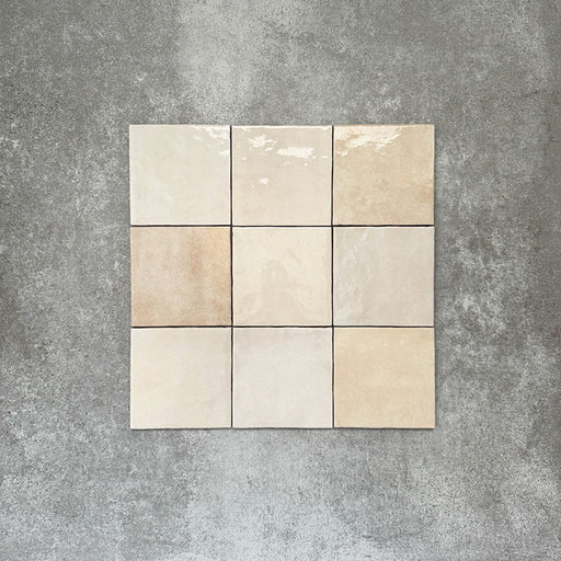 Zellige Beige Quadratfliesen, im einfachen Raster verlegt, mit glänzend weißer Oberfläche, feiner Farbvariation und leicht unebenen Kanten.