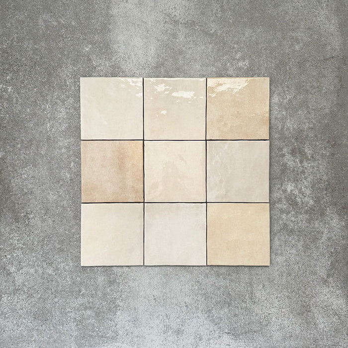Zellige Beige Quadratfliesen, im einfachen Raster verlegt, mit glänzend weißer Oberfläche, feiner Farbvariation und leicht unebenen Kanten.