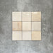 Zellige Beige Quadratfliesen, im einfachen Raster verlegt, mit glänzend weißer Oberfläche, feiner Farbvariation und leicht unebenen Kanten.