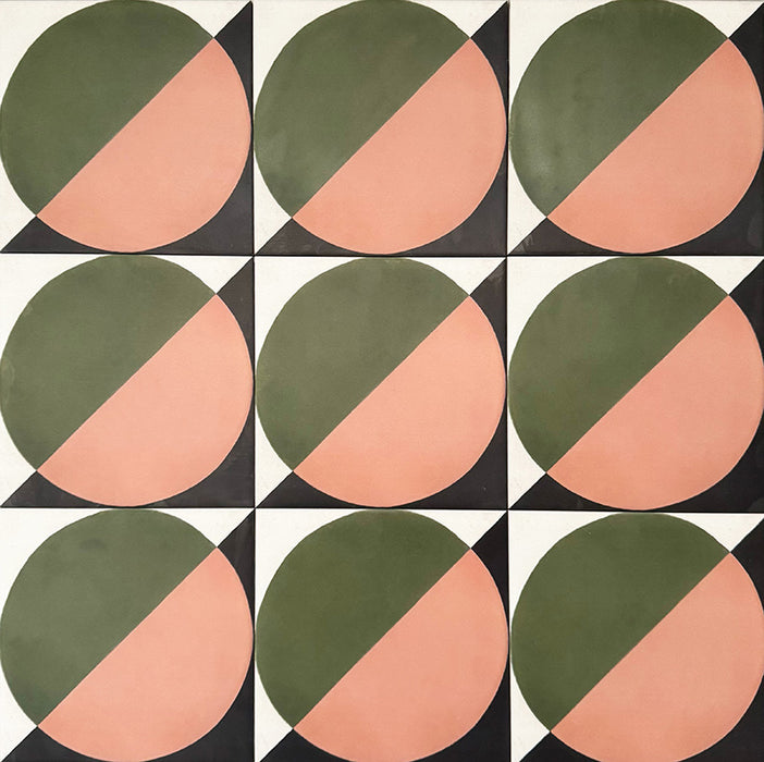 Abstrakter Mond Musterfliese im Format 20 × 20 cm, in einem wiederholten Raster verlegt, um das markante geometrische Kreisdesign zu präsentieren. Das Muster kombiniert gedeckte Grüntöne und sanfte Rosanuancen mit schwarzen Eckakzenten und schafft so einen ausdrucksstarken und zugleich ausgewogenen Look – ideal für Akzentwände, Bodenflächen oder dekorative Küchenrückwände.