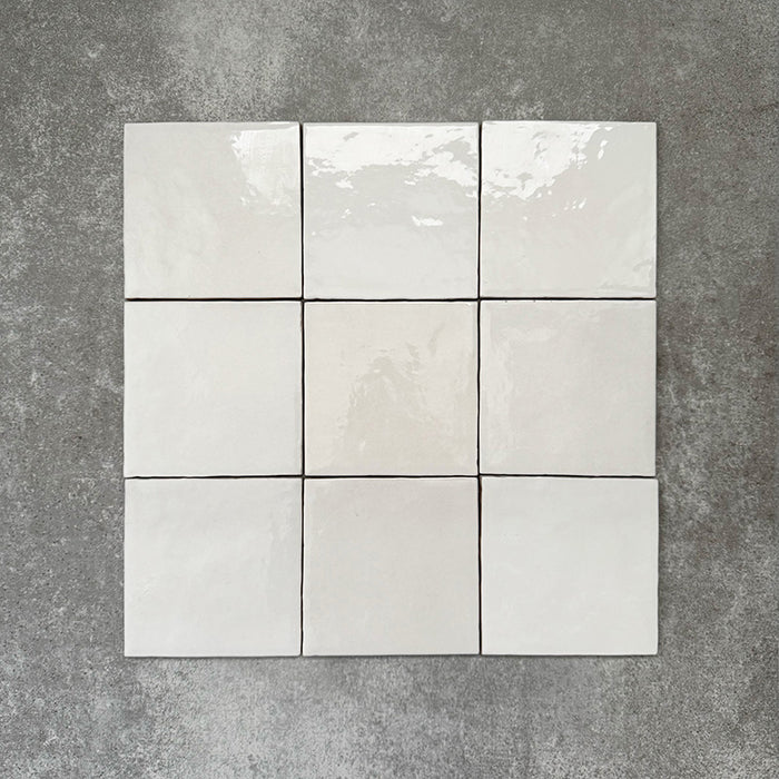 Zellige Weiß Quadrat Keramikfliesen im marokkanischen Stil im Format 13,2 × 13,2 cm, gezeigt in einem klaren Raster mit sanft unebener, glänzender Oberfläche.
