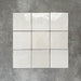 Zellige Weiß Quadrat Keramikfliesen im marokkanischen Stil im Format 13,2 × 13,2 cm, gezeigt in einem klaren Raster mit sanft unebener, glänzender Oberfläche.