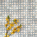 Berber Mequinez Blau Feinsteinzeugfliesen im marokkanischen Stil im Format 15 × 15 cm, verlegt im Raster, um das sanfte geometrische Design in Blau und Creme zu zeigen. Mit floraler Dekoration in Szene gesetzt für eine dekorative Optik.