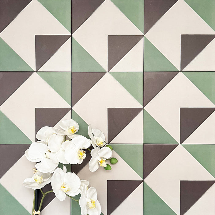 Abstrakte Winkel Musterfliese im Format 20 × 20 cm, in einem wiederholten Raster dargestellt, um das markante, kantige Geometriedesign zu präsentieren. Gedecktes Grün, tiefes Anthrazit und sanfte Cremetöne ergeben ein klares, zeitgemäßes Muster – ideal für Akzentwände, Bodenflächen oder dekorative Küchenrückwände.
