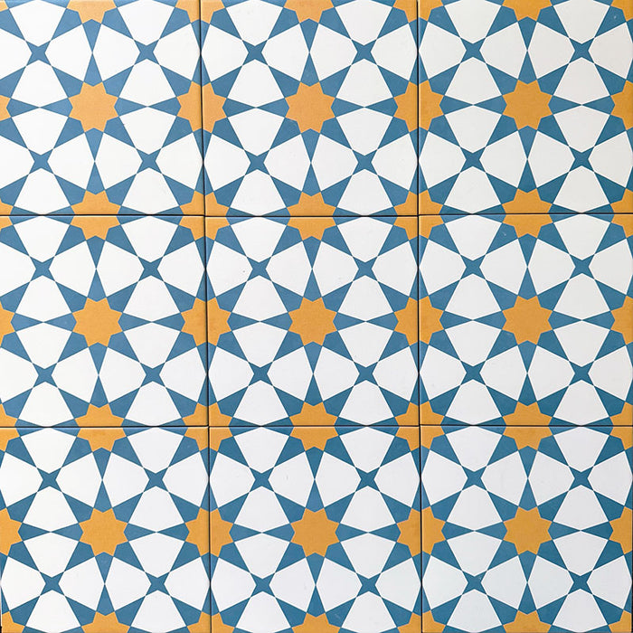 Agadir Blau & Gelb Fliesen im marokkanischen Stil im Format 20 × 20 cm aus Feinsteinzeug, verlegt in einem sich wiederholenden geometrischen Sternmuster in Blau, Weiß und warmem Gelb, gezeigt als gruppierte Fliesenanordnung auf neutralem Hintergrund.