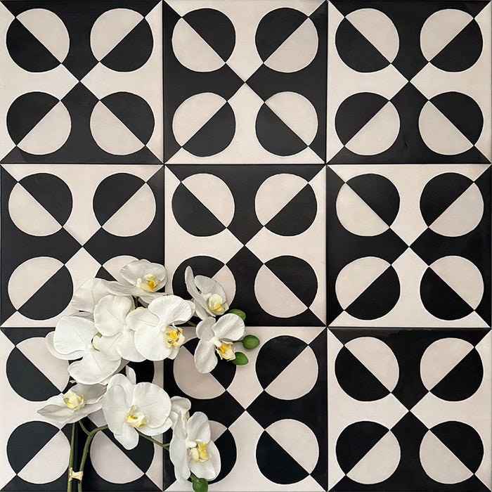  Abstrakte Schwarze Illusion Musterfliese im Format 20 × 20 cm, in einem wiederholten Raster dargestellt, um das markante Design mit optischer Illusion zu präsentieren. Kontrastreiche geschwungene Formen in Schwarz und sanftem Creme ergeben ein ausdrucksstarkes geometrisches Muster, ergänzt durch florale Akzente, die die Fliesen als Statement-Lösung für Akzentwände, Bodenflächen oder dekorative Küchenrückwände hervorheben.