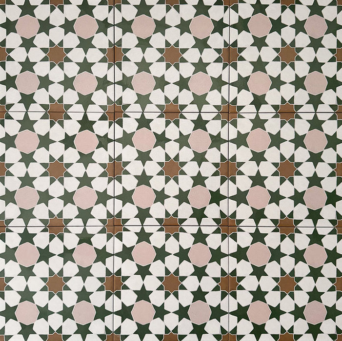 Kuba Tanane Feinsteinzeugfliesen im marokkanischen Stil, verlegt in einem wiederholten geometrischen Muster mit tiefgrünen Sternen, roséfarbenen Achtecken, klaren weißen Formen und warmen braunen Akzenten über mehrere Fliesen im Format 20 × 20 cm.
