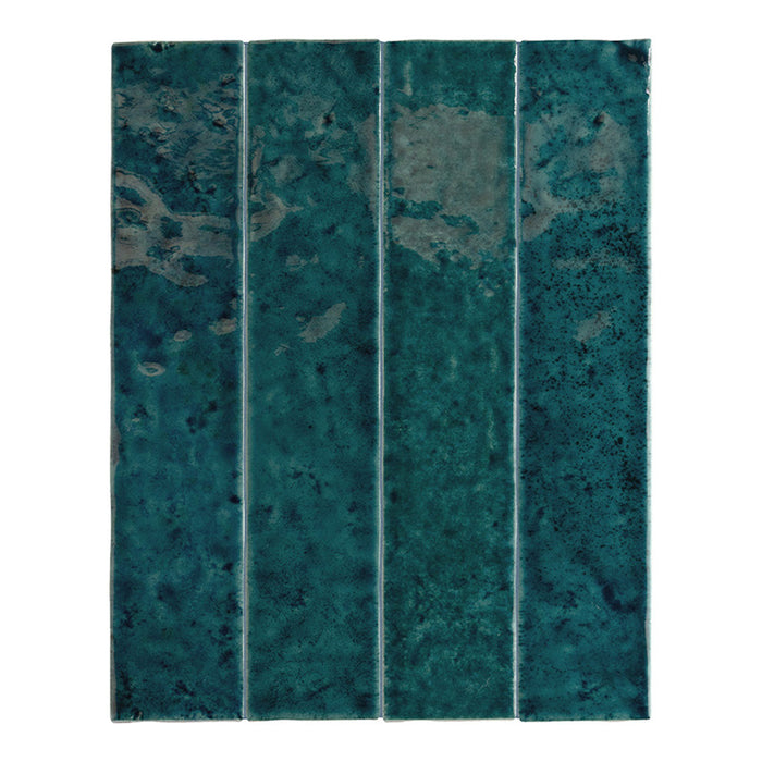Bora Bora Ziegel Amun Blau Keramik-Wandfliese im schlanken Riemchenformat 6,5 × 32,8 cm, mit tiefen Blau-Grün-Tönen, natürlicher Fluxglasur-Variation und feiner Oberflächenstruktur, als einzelne Fliese vor weißem Hintergrund dargestellt.