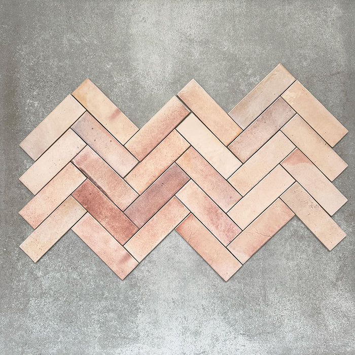 Saigon Rosa Brick Wandfliesen im Fischgrätmuster verlegt. Marokkanisch inspirierte Keramikfliesen im Format 5,1 × 16,1 cm in sanften Blush- und Rosétönen mit natürlicher Farbvariation.