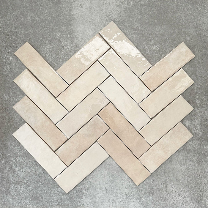 Zellige Beige Riemchenfliesen im marokkanischen Stil in warmem Beigeton, im schlichten Fischgrätmuster verlegt.