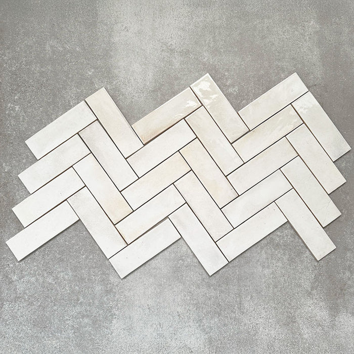 Saigon Weiß Brick Wandfliesen im Fischgrätmuster verlegt. Marokkanisch inspirierte Keramikfliesen im Format 5,1 × 16,1 cm in sanften Weißtönen mit feiner tonaler Variation.