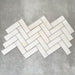Saigon Weiß Brick Wandfliesen im Fischgrätmuster verlegt. Marokkanisch inspirierte Keramikfliesen im Format 5,1 × 16,1 cm in sanften Weißtönen mit feiner tonaler Variation.