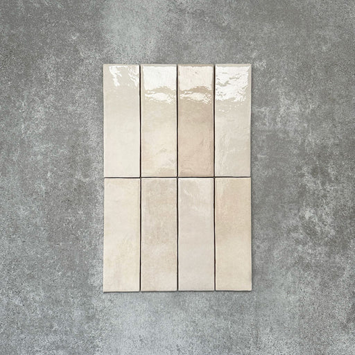 Zellige Beige Riemchenfliesen im marokkanischen Stil in warmem Beigeton, gezeigt in einer schlichten horizontalen Verlegung.