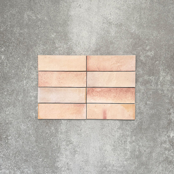 Saigon Rosa Brick Wandfliesen horizontal verlegt. Marokkanisch inspirierte Keramikfliesen im Format 5,1 × 16,1 cm in sanften Blush- und Rosétönen mit natürlicher Farbvariation.