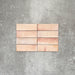 Saigon Rosa Brick Wandfliesen horizontal verlegt. Marokkanisch inspirierte Keramikfliesen im Format 5,1 × 16,1 cm in sanften Blush- und Rosétönen mit natürlicher Farbvariation.