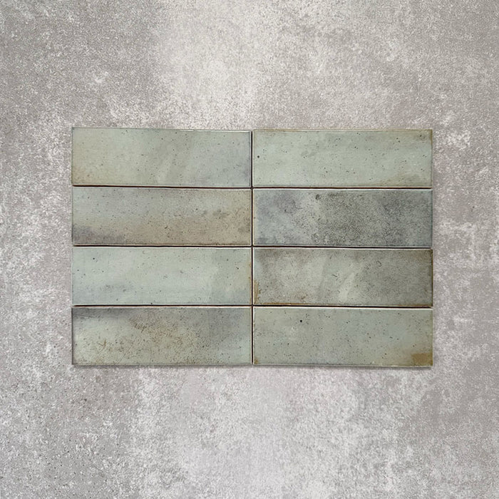 Saigon Seladongrün Brick Wandfliesen horizontal verlegt. Marokkanisch inspirierte Keramikfliesen im Format 5,1 × 16,1 cm mit sanfter Grün- und Blau-Grau-Tonvariation.