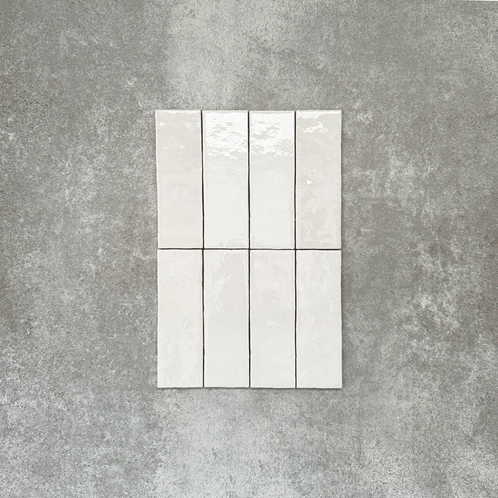 Zellige Weiß Ziegel Fliesen im Format 6,5 × 20 cm, gezeigt in klarem Weiß mit glänzender Oberfläche und dezenter Oberflächenvariation.
