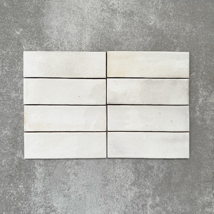 Saigon Weiß Brick Wandfliesen horizontal verlegt. Marokkanisch inspirierte Keramikfliesen im Format 5,1 × 16,1 cm in sanften Weißtönen mit dezenter tonaler Variation.