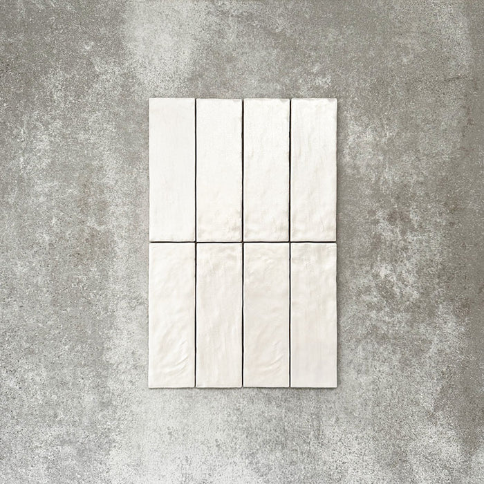 Zellige Auster Brick Keramikfliesen im marokkanischen Stil im Format 6,5 × 20 cm, arrangiert zur Darstellung des schlanken Ziegelformats mit feiner Oberflächenvariation und sanften Auster-Tönen. Die handwerkliche Textur kommt besonders gut zur Geltung und eignet sich ideal für Wandflächen.