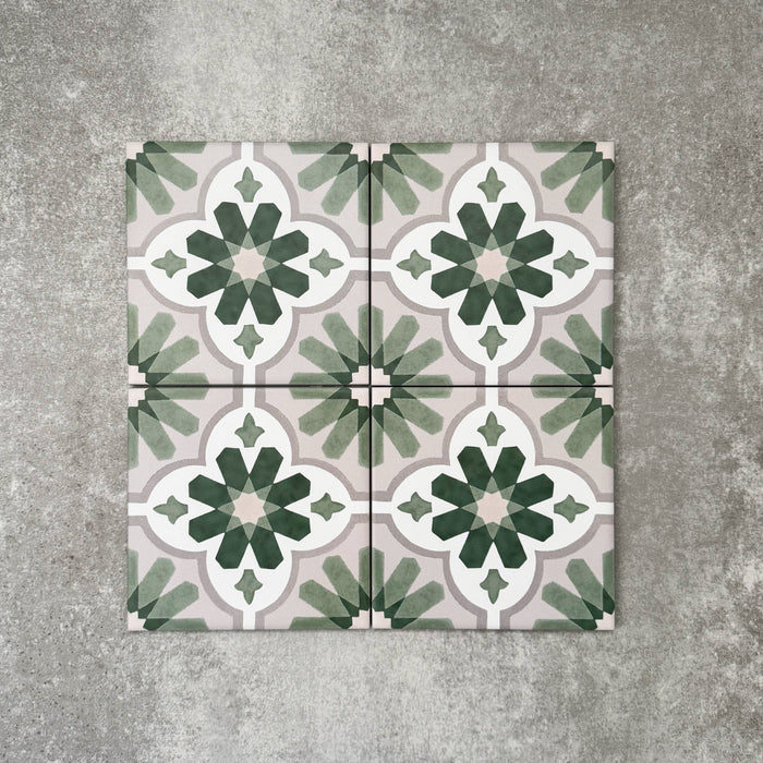 Clara Mini Grün Feinsteinzeug-Bodenfliesen im viktorianisch-marokkanischen Stil im Format 15 × 15 cm, verlegt in einem sich wiederholenden Muster, um das grüne geometrische Design über die gesamte Bodenfläche zu zeigen.