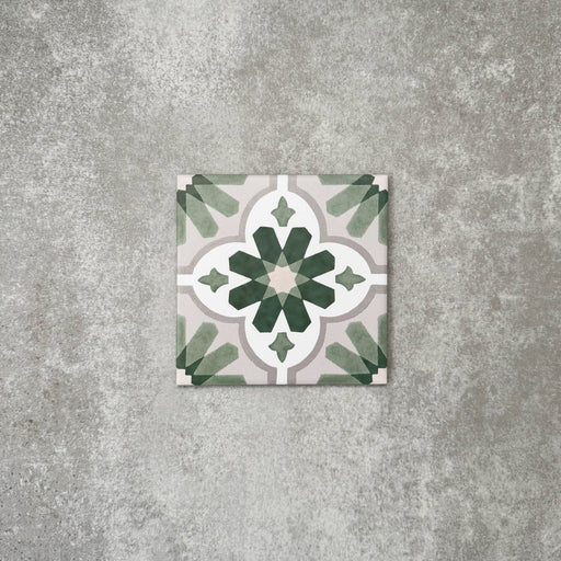 Einzelne Clara Mini Grün Feinsteinzeugfliese im viktorianisch-marokkanischen Stil im Format 15 × 15 cm, dargestellt zur Hervorhebung des grünen geometrischen Musters und des dekorativen Zementfliesen-Effekts.