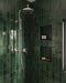 Begehbare Dusche mit Malediven Grün Wandfliesen im Format 5 × 40 cm aus glänzender Keramik, vertikal verlegt mit intensiver grüner Tonvariation. Kombiniert mit Chrom-Duscharmaturen, integrierten Nischen und einem klaren, modernen Gesamtbild.