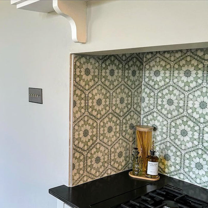 Küchenrückwand mit Medina Soft Grün Feinsteinzeug-Hexagonfliesen im marokkanischen Stil im Format 18,7 × 21,6 cm. Das filigrane geometrische Muster verleiht dem Raum dezente Farbe und Struktur.