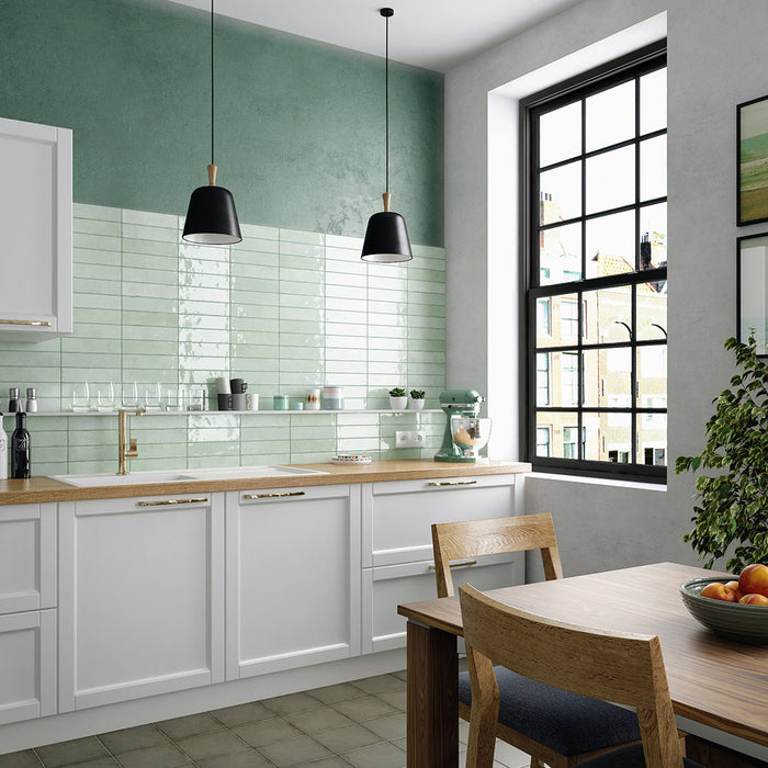 Küche mit Nomadin Brick Mintgrün Wandfliesen im Format 6 × 24,6 cm, als Rückwand eingesetzt, um eine frische, industriell inspirierte Optik zu schaffen.