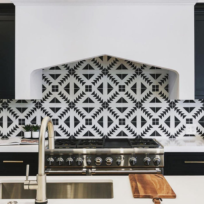 Almeira Azteca Feinsteinzeugfliesen im marokkanischen Stil in einem kompakten Badezimmer, mit einem markanten geometrischen Muster in Schwarz und Weiß, eingesetzt an Wand und Boden für ein harmonisches, abgestimmtes Gesamtbild, Format 20 × 20 cm.
