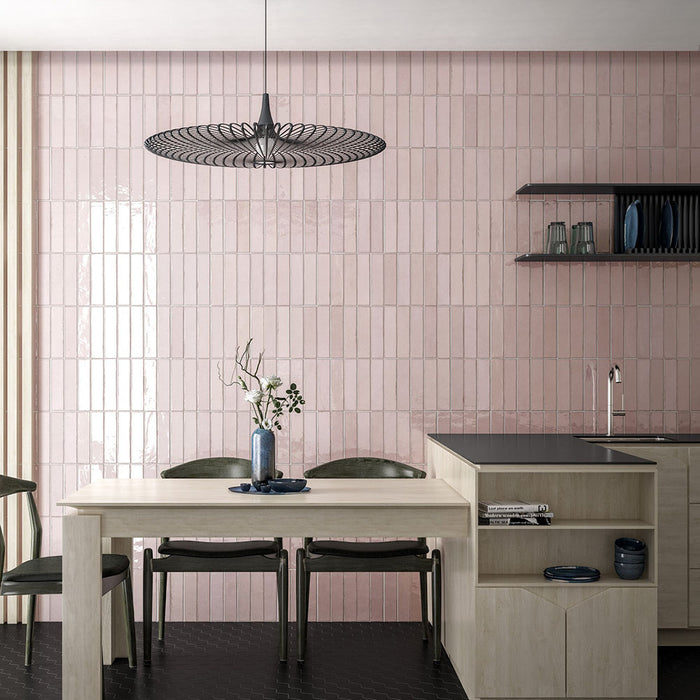 Küche mit Nomadin Rose Ziegel-Wandfliesen im Format 6 × 24,6 cm, vertikal verlegt, um eine rosafarbene, industriell inspirierte Akzentwand hinter dem Essbereich zu gestalten.