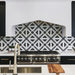 Almeira Azteca Feinsteinzeugfliesen im marokkanischen Stil in einem kompakten Badezimmer, mit einem markanten geometrischen Muster in Schwarz und Weiß, eingesetzt an Wand und Boden für ein harmonisches, abgestimmtes Gesamtbild, Format 20 × 20 cm.