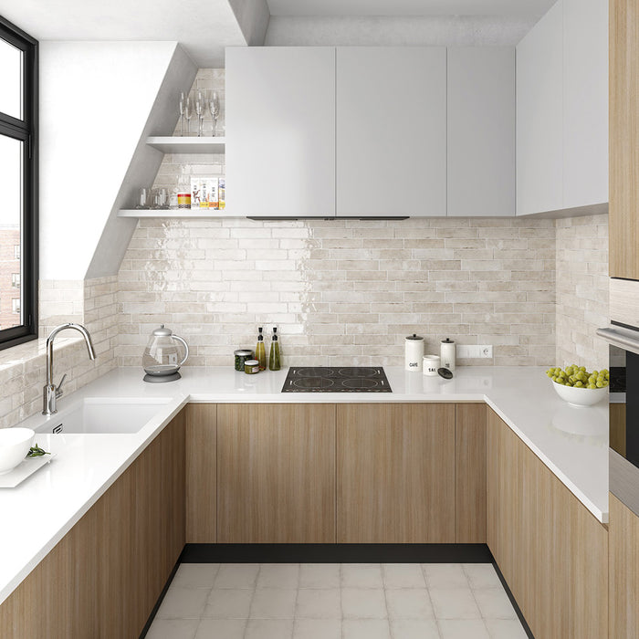 Küche mit Nomadin Brick Creme Wandfliesen im Format 6 × 24,6 cm, als Rückwand verlegt, um ein warmes Finish im Industrial-Stil zu schaffen.