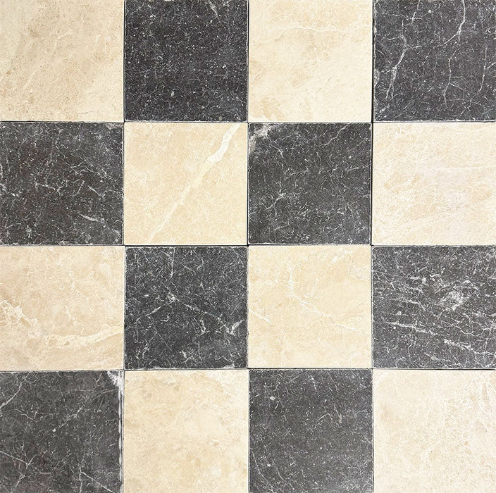 Schachbrettmuster mit Fayrouz Cappuccino 15,2 × 15,2 cm Naturmarmorfliesen mit getrommelter Oberfläche, kombiniert mit dunkelgrauen Marmorfliesen, für ein markantes, klassisches Raster mit starkem Kontrast und natürlicher Maserung.