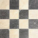 Schachbrettmuster mit Fayrouz Cappuccino 15,2 × 15,2 cm Naturmarmorfliesen mit getrommelter Oberfläche, kombiniert mit dunkelgrauen Marmorfliesen, für ein markantes, klassisches Raster mit starkem Kontrast und natürlicher Maserung.