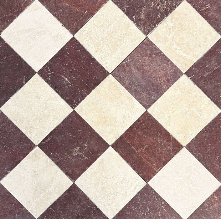 Schachbrettmuster mit Fayrouz Bordeaux 15,2 × 15,2 cm Naturmarmorfliesen mit getrommelter Oberfläche, kombiniert mit hellen cremefarbenen Marmorfliesen, diagonal verlegt für ein klassisches, kontrastreiches Bodendesign.