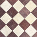Schachbrettmuster mit Fayrouz Bordeaux 15,2 × 15,2 cm Naturmarmorfliesen mit getrommelter Oberfläche, kombiniert mit hellen cremefarbenen Marmorfliesen, diagonal verlegt für ein klassisches, kontrastreiches Bodendesign.