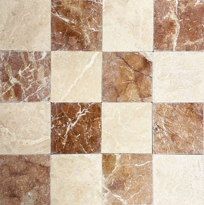 Schachbrettmuster mit Fayrouz Cappuccino 15,2 × 15,2 cm Naturmarmorfliesen mit getrommelter Oberfläche, kombiniert mit Rosso-Marmorfliesen, für ein warmes, tonales Raster mit ausdrucksstarker Maserung und natürlicher Variation.