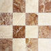 Schachbrettmuster mit Fayrouz Cappuccino 15,2 × 15,2 cm Naturmarmorfliesen mit getrommelter Oberfläche, kombiniert mit Rosso-Marmorfliesen, für ein warmes, tonales Raster mit ausdrucksstarker Maserung und natürlicher Variation.