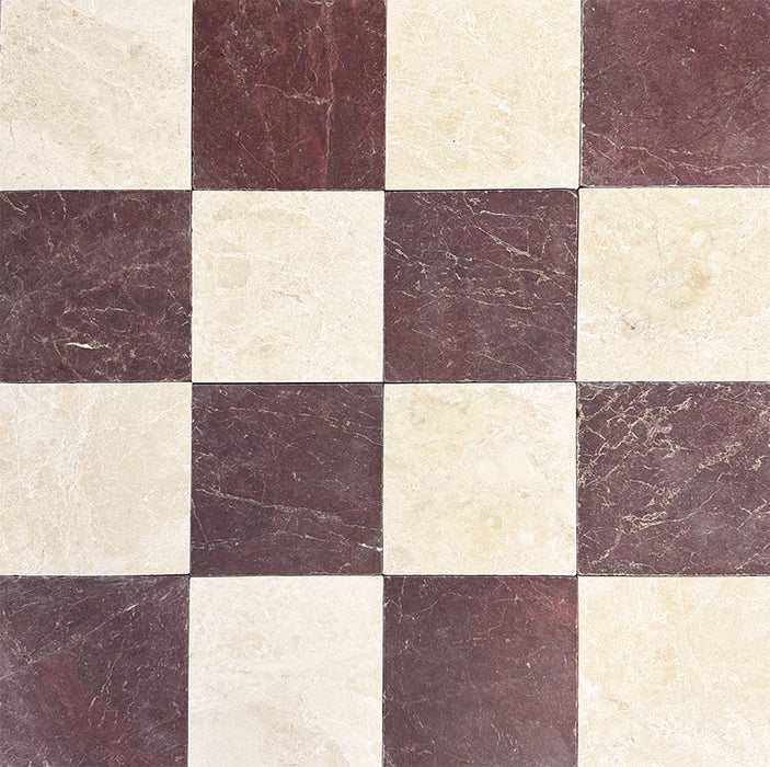 Schachbrettmuster mit Fayrouz Cappuccino 15,2 × 15,2 cm Naturmarmorfliesen mit getrommelter Oberfläche, kombiniert mit Burgundy Red Marmorfliesen, verlegt als klassisches quadratisches Raster mit sanftem Kontrast und natürlicher Variation.