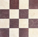 Schachbrettmuster mit Fayrouz Cappuccino 15,2 × 15,2 cm Naturmarmorfliesen mit getrommelter Oberfläche, kombiniert mit Burgundy Red Marmorfliesen, verlegt als klassisches quadratisches Raster mit sanftem Kontrast und natürlicher Variation.