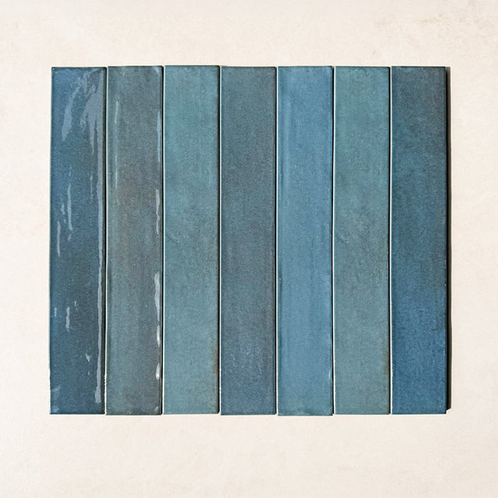 Produktabbildung der Lisbon Blue Green Wandfliesen aus Feinsteinzeug im handwerklichen Stil im Format 5 × 30 cm mit satten Blau-Grün-Tönen, natürlichen Farbvariationen und einer glänzenden, handwerklich inspirierten Oberfläche, die die Tiefe, den Charakter und die vielfältigen Farbnuancen der Kollektion eindrucksvoll hervorheben.