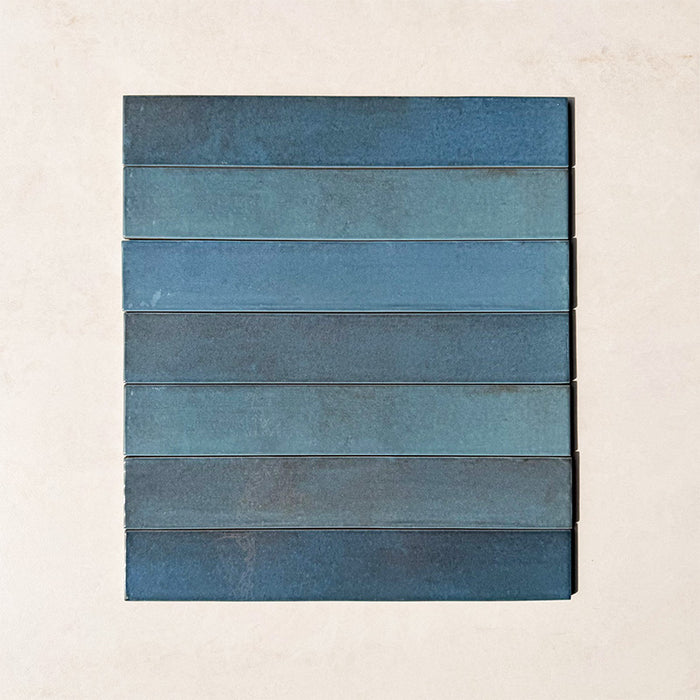 Produktabbildung der Lisbon Blue Green Wandfliesen aus Feinsteinzeug im handwerklichen Stil im Format 5 × 30 cm mit satten Blau-Grün-Tönen, natürlichen Farbvariationen und einer glänzenden, handwerklich inspirierten Oberfläche, die die Tiefe, den Charakter und die vielfältigen Farbnuancen der Kollektion eindrucksvoll hervorheben.